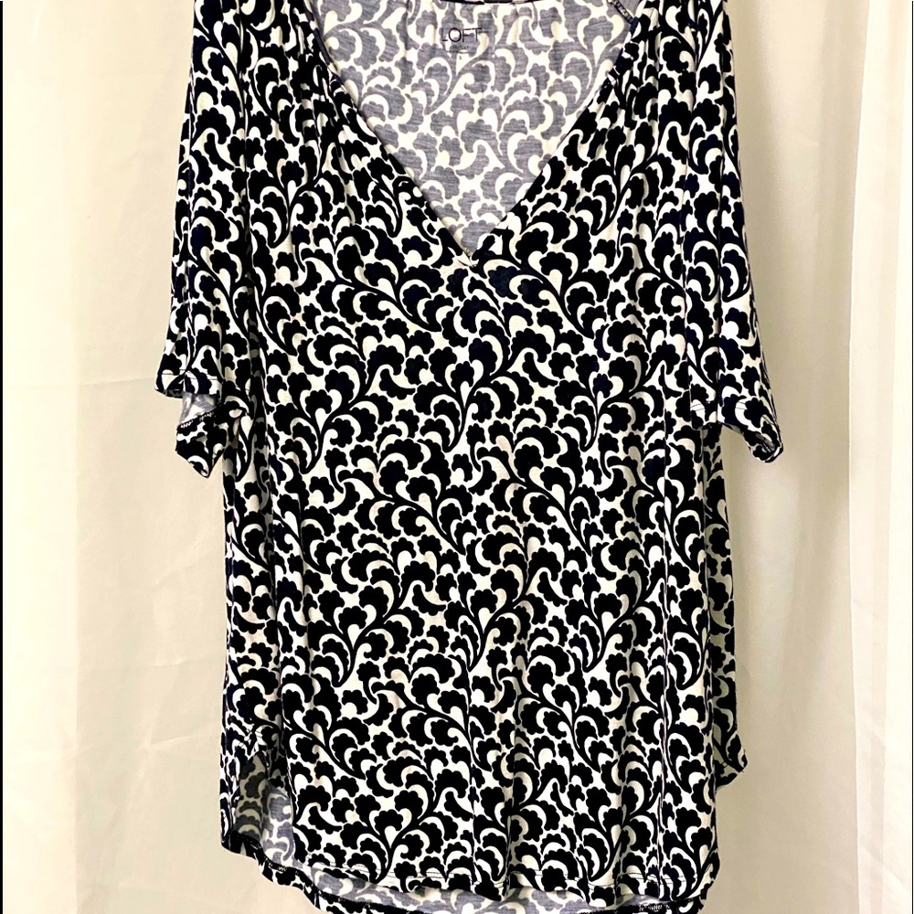 LOFT 3/4 SLEEVE. WHITE WITH NAVISH BLACK DESIGN. TSHIRT MATERIAL WITH V-NECK!